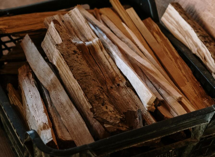 Kiste voll kleinem Brennholz aus alten Baumabfällen